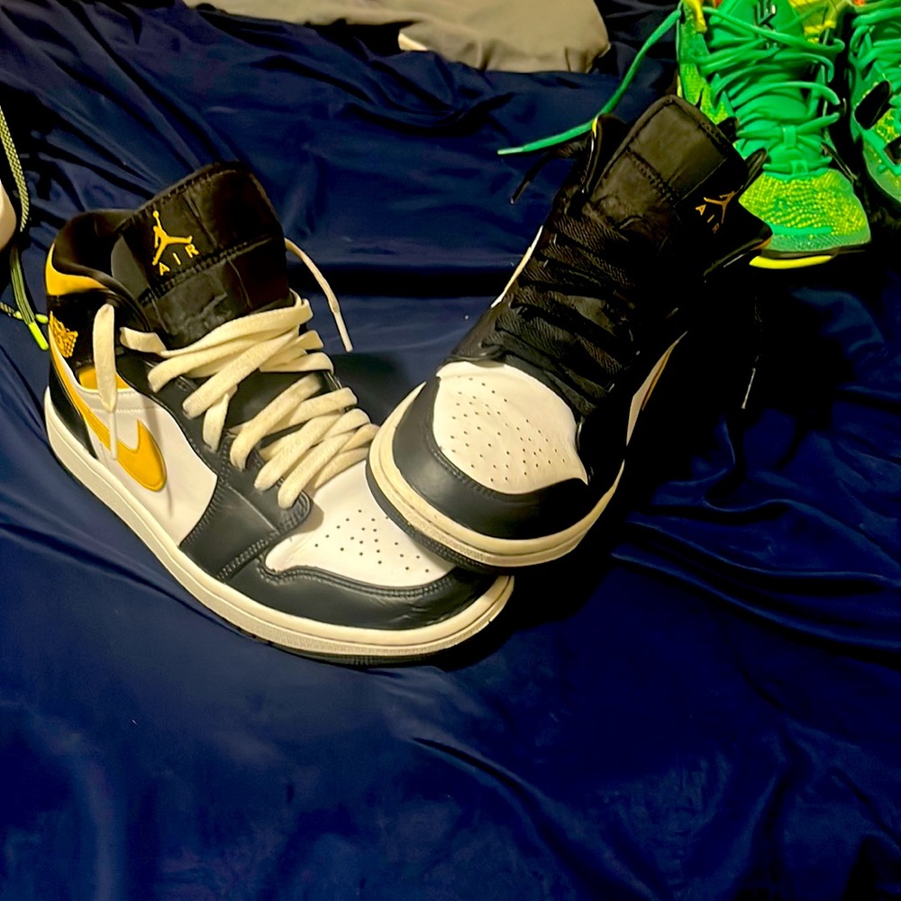 Jordan 1 mid white pollen black